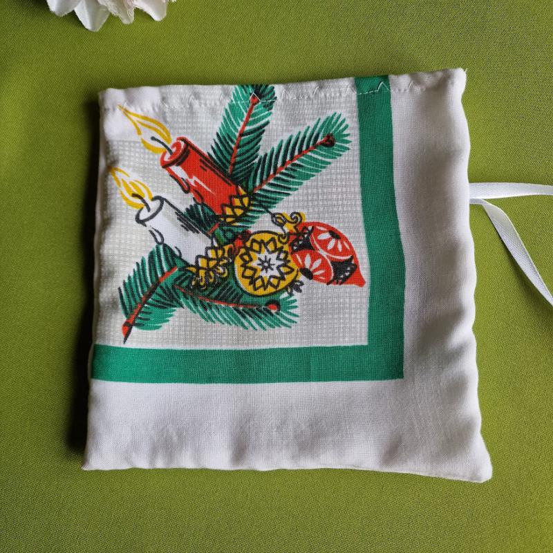 DCS108 - Gyertya és karácsonyi dísz mintás textil ajándéktasak, mikulás zsák négyszögletes