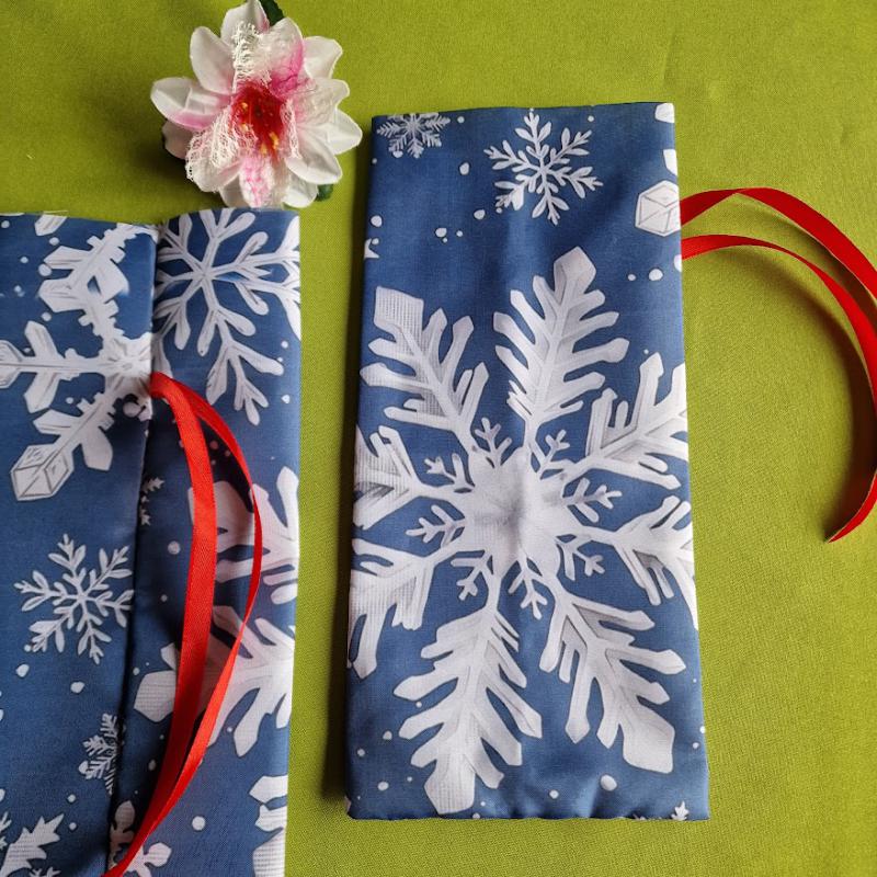 DCS121 - Hópehely mintás kék alapú textil ajándéktasak, mikulás zsák, bortartó, pezsgő csomagoló