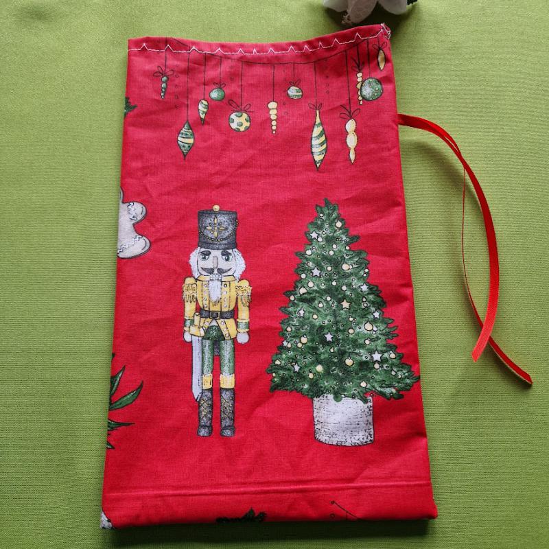 DCS125 - Diótörő, mézeskalács, karácsonyfa mintás mikulás zsák, textil ajándéktasak - piros
