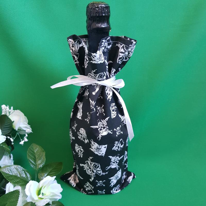 DCS48 -  Fekete alapon kalóz mintás bor és pezsgőtartó textil ajándéktasak, zsák