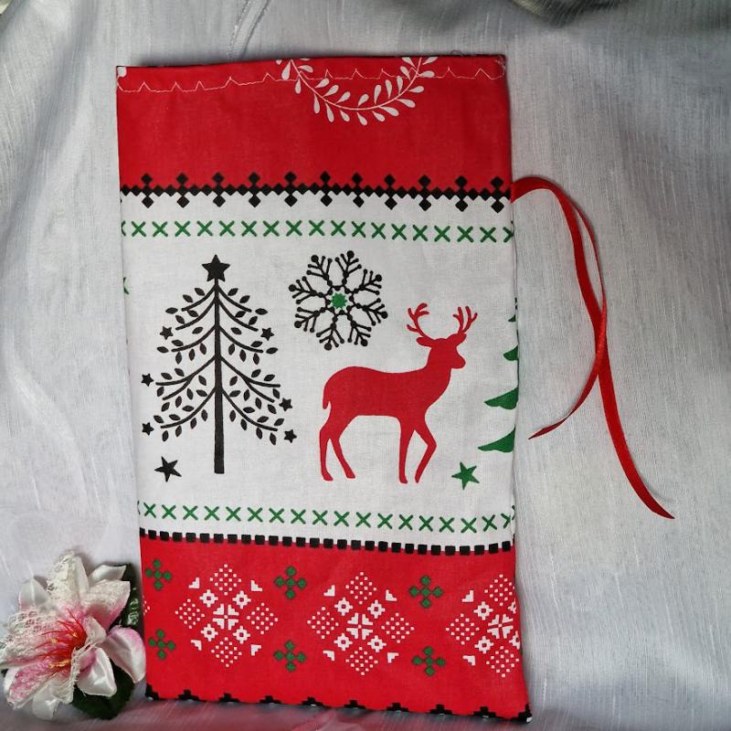 DCS50B - Karácsonyi fenyőfa, rénszarvas mintás mikulás zsák, textil ajándéktasak - piros