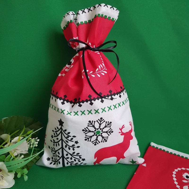 DCS54 - Karácsonyi fenyőfa, rénszarvas mintás mikulás zsák, textil ajándéktasak - piros