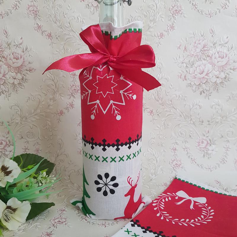 DCS56 - Karácsonyi fenyőfa, rénszarvas mintás bortartó, textil ajándéktasak - piros