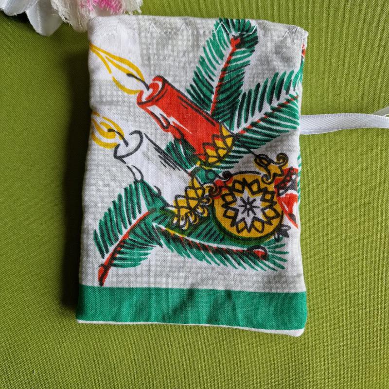 DCS95 - Gyertyás, gömbös mintás textil ajándéktasak, kis mikulás zsák