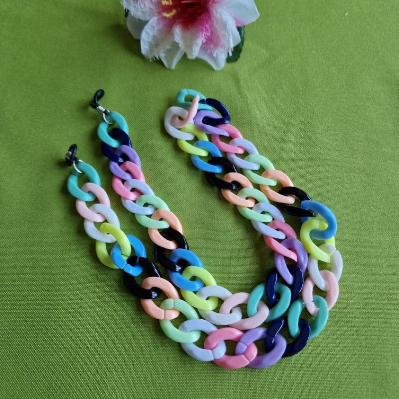 Dizájnos szemüvegtartó műanyag lánc