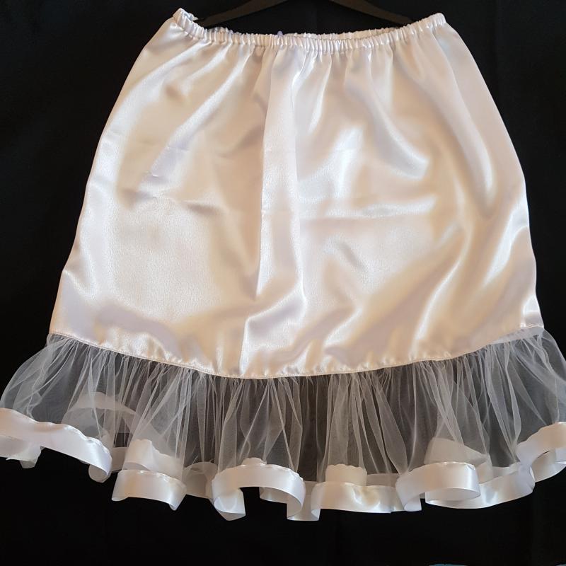 ESKÜVŐ ASZ10 - Hófehér szatén alsószoknya tüll fodorral