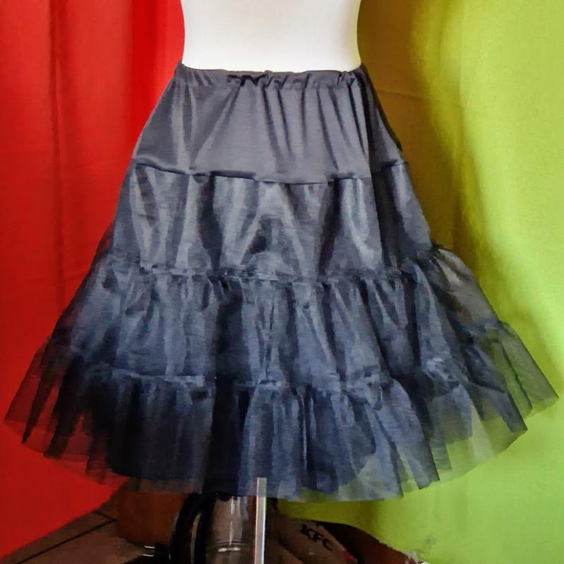 ESKÜVŐ ASZ30C – Fekete rugalmas felső részű 2+1 rétegű fodros alsószoknya