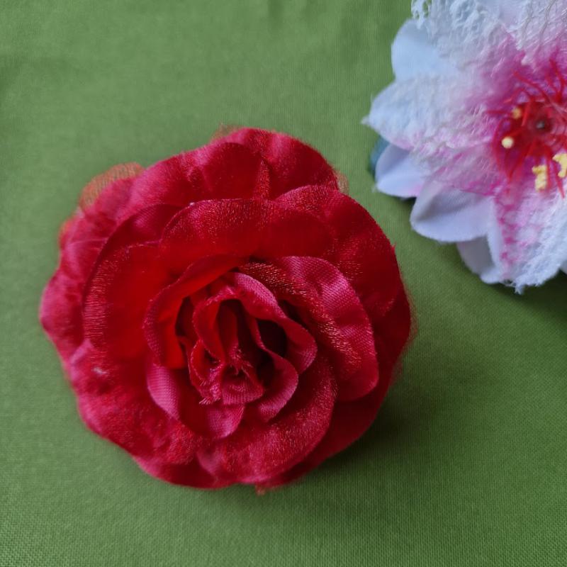 ESKÜVŐ BCS14 - Kitűző, hajdísz, hajgumi - 80mm-es piros rózsa virág