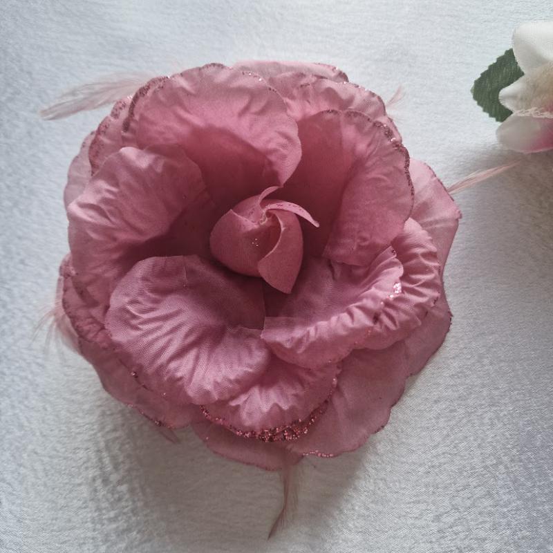 ESKÜVŐ BCS17 - Kitűző - 14cm-es csillogós púderrózsaszín rózsa virág tollakkal