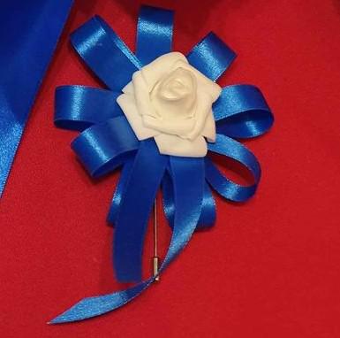 ESKÜVŐ BOK20 - Királykék színű kitűző, bokréta fehér habrózsával