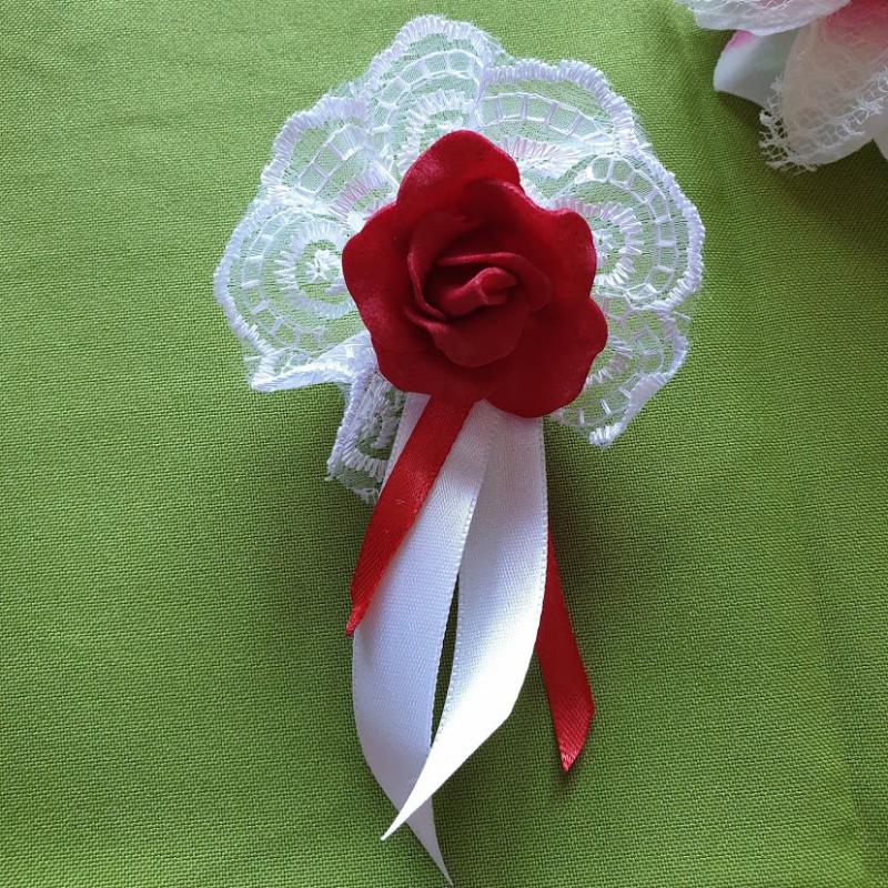 ESKÜVŐ BOK22 - Hófehér csipkés kitűző, bokréta habrózsával