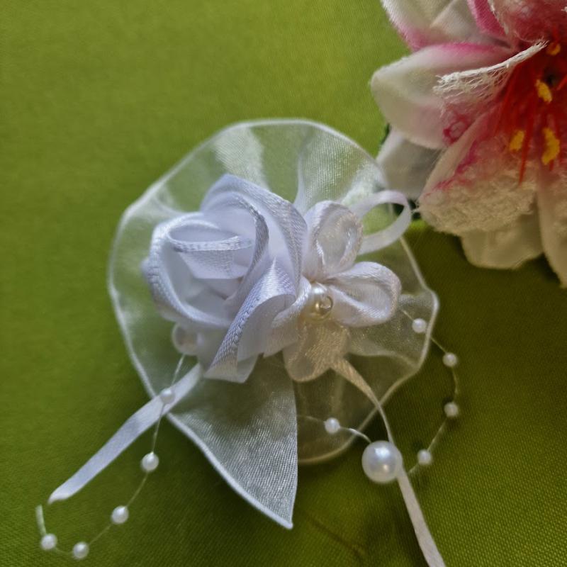 ESKÜVŐ BOK24B - Hófehér szatén rózsás kitűző, bokréta lóhere virággal