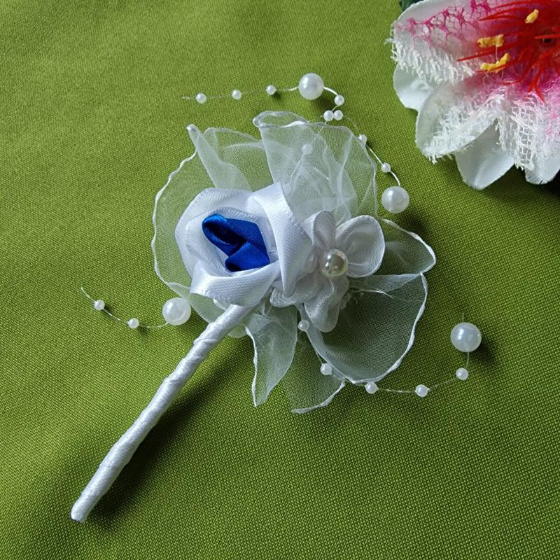 ESKÜVŐ BOK32 - Hófehér szatén rózsás kitűző, bokréta lóhere virággal