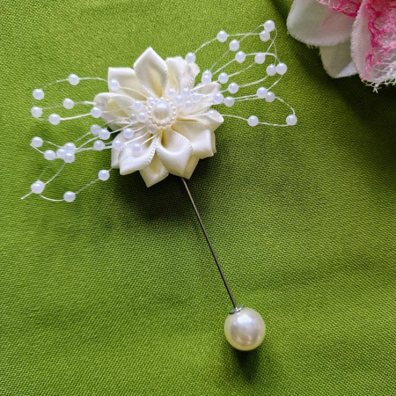 ESKÜVŐ BOK35 - Vőlegényi Kitűző ekrü színű szatén virággal, rezgővel