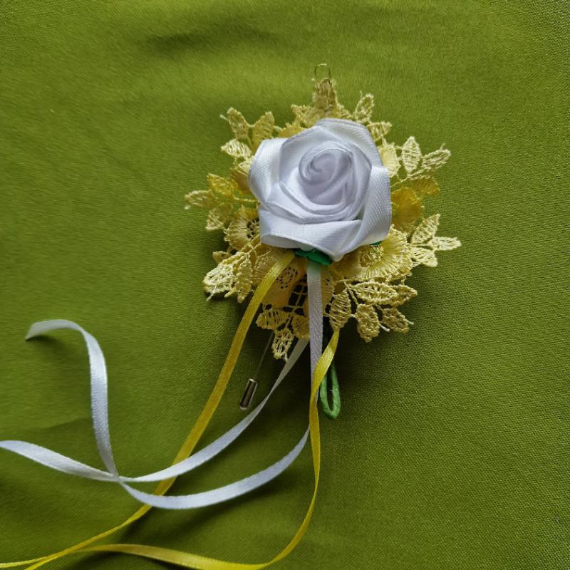 ESKÜVŐ BOK37 - Hófehér szatén rózsás kitűző, bokréta sárga csipke díszítéssel
