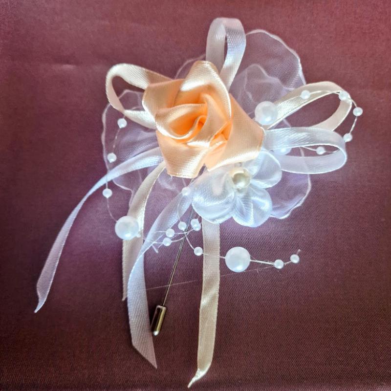 ESKÜVŐ BOK38 - Brack színű szatén rózsás kitűző, bokréta lóhere virággal