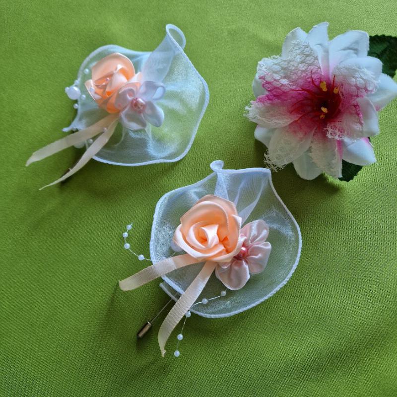 ESKÜVŐ BOK38C - Barack színű szatén rózsás kitűző, bokréta színes lóhere virággal