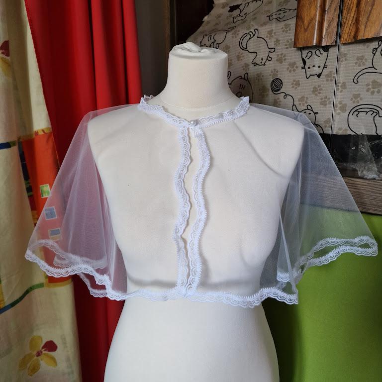 ESKÜVŐ BOL09 - Elegáns csipkés szélű hófehér színű boleró, pelerin - gombos