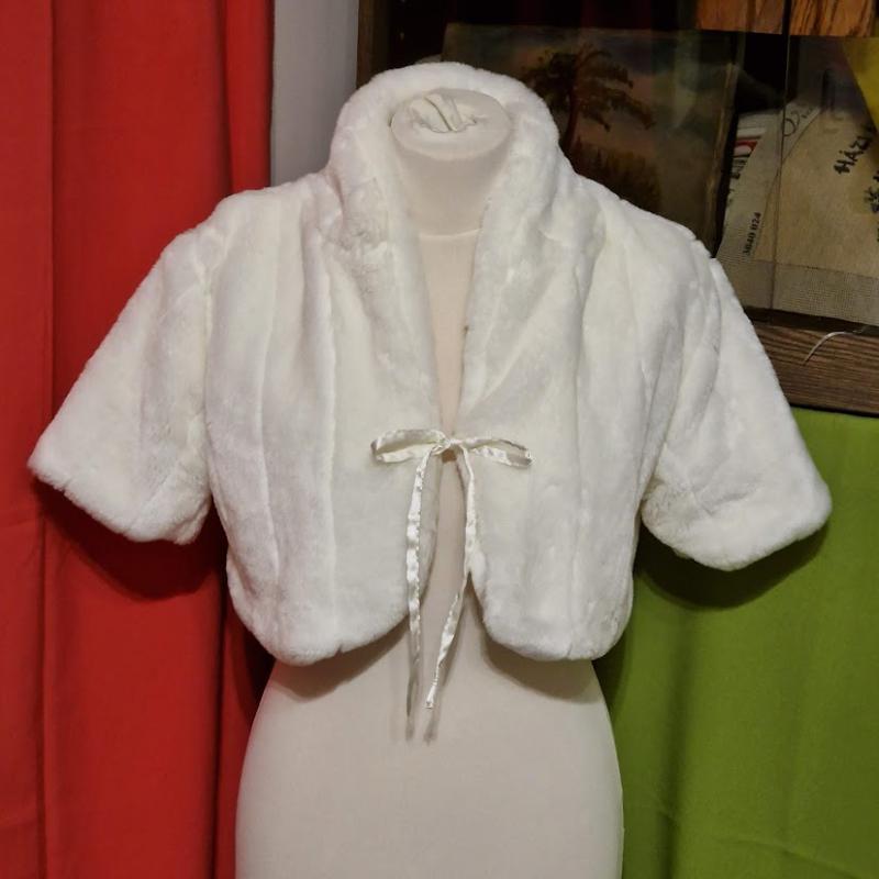 ESKÜVŐ BOL116 - Törtfehér menyasszonyi rövid ujjú csíkos szőrme boleró