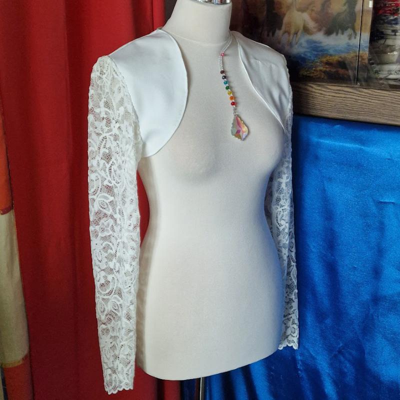 ESKÜVŐ BOL129B - Ekrü menyasszonyi hosszú ujjú ujjú bordűrös csipkés boleró