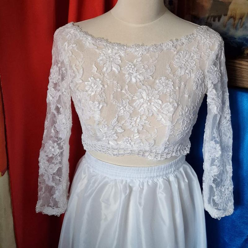 ESKÜVŐ BOL135 - Fehér menyasszonyi 1/2 ujjú, hátul gombos csipke boleró