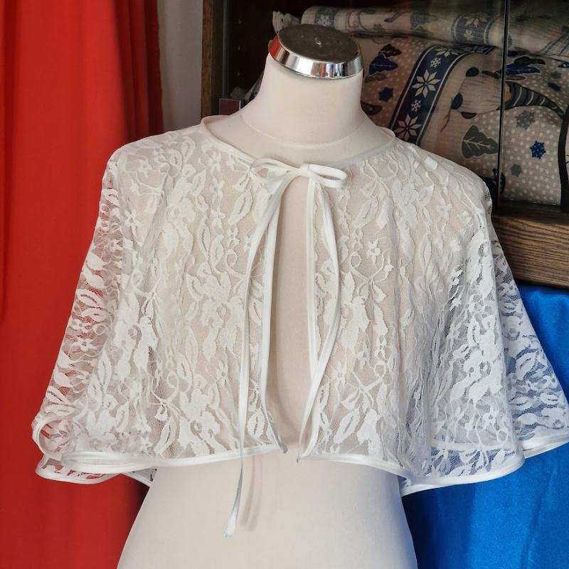 ESKÜVŐ BOL21B - Elegáns ekrü színű csipke boleró, pelerin - szögletes az eleje