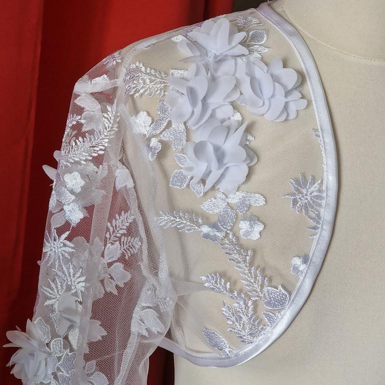 ESKÜVŐ BOL74 – 3D virágos hímzett hófehér hosszú ujjú menyasszonyi csipke boleró