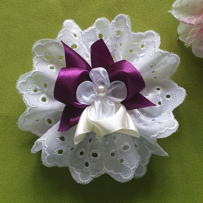 ESKÜVŐ CSD05 - Madeira csuklódísz szatén virággal - ekrü lila