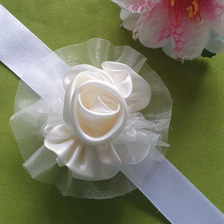 ESKÜVŐ CSD10 - Organza alapú ekrü  organza és szatén rózsás csuklódísz