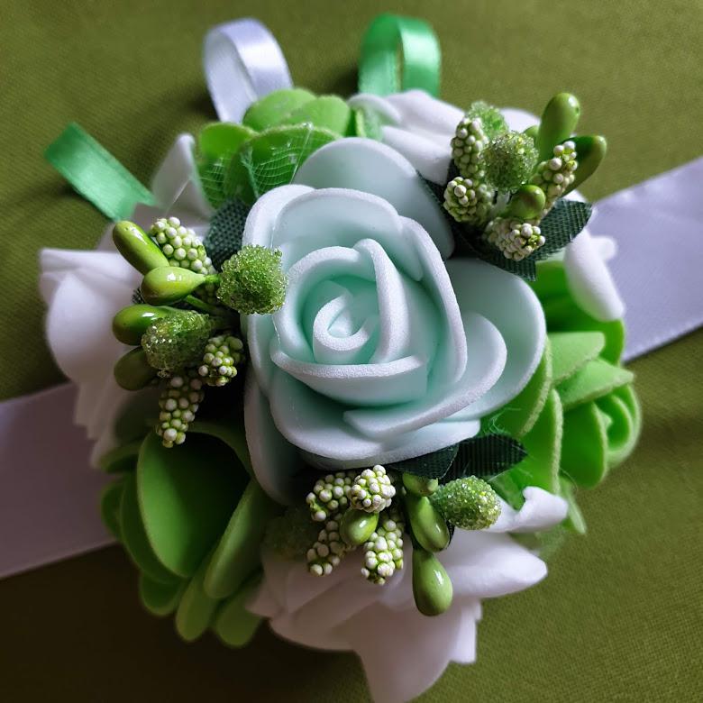 ESKÜVŐ CSD26 - Zöld és fehér habvirágból készült csuklódísz