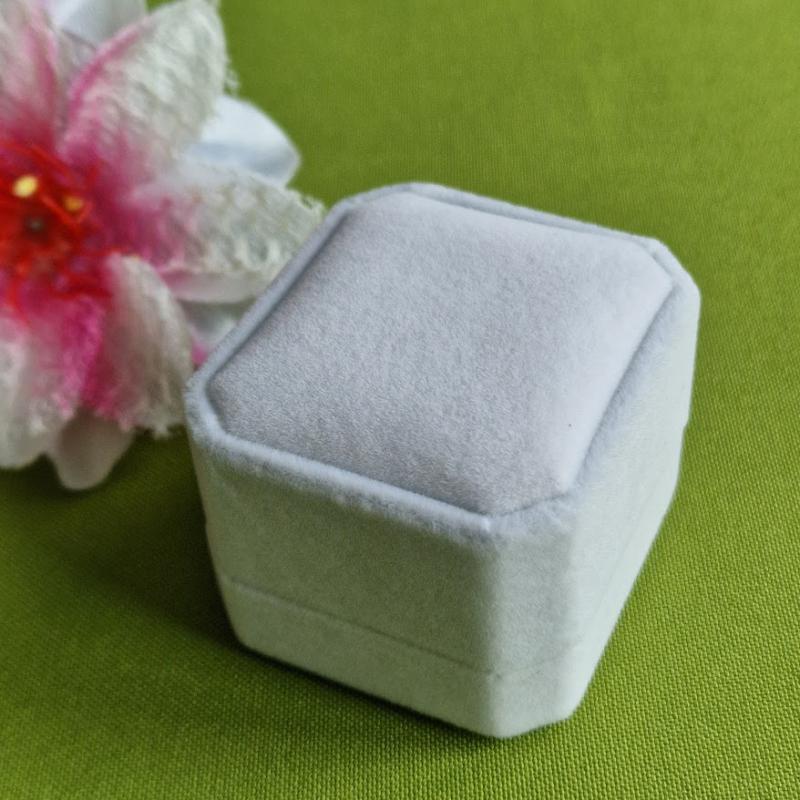 ESKÜVŐ DCS129 – Fehér plüss gyűrűtartó doboz