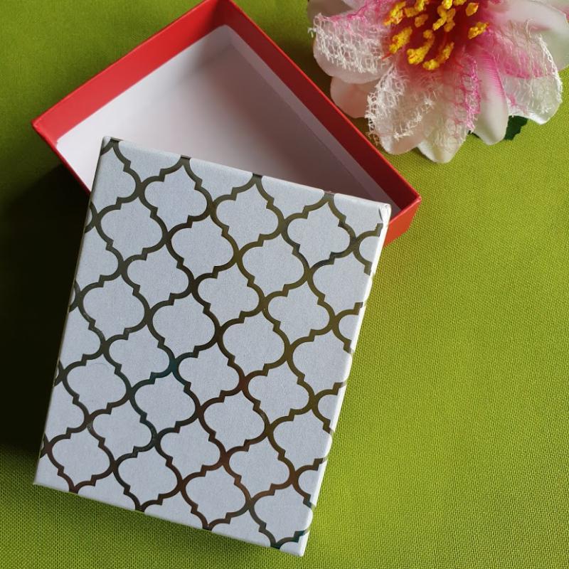 ESKÜVŐ DCS35 - Négyzet formájú piros aljú ezüst mintás doboz