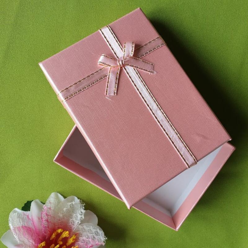 ESKÜVŐ DCS36 - Négyzet formájú púderrózsaszín színű masnis doboz