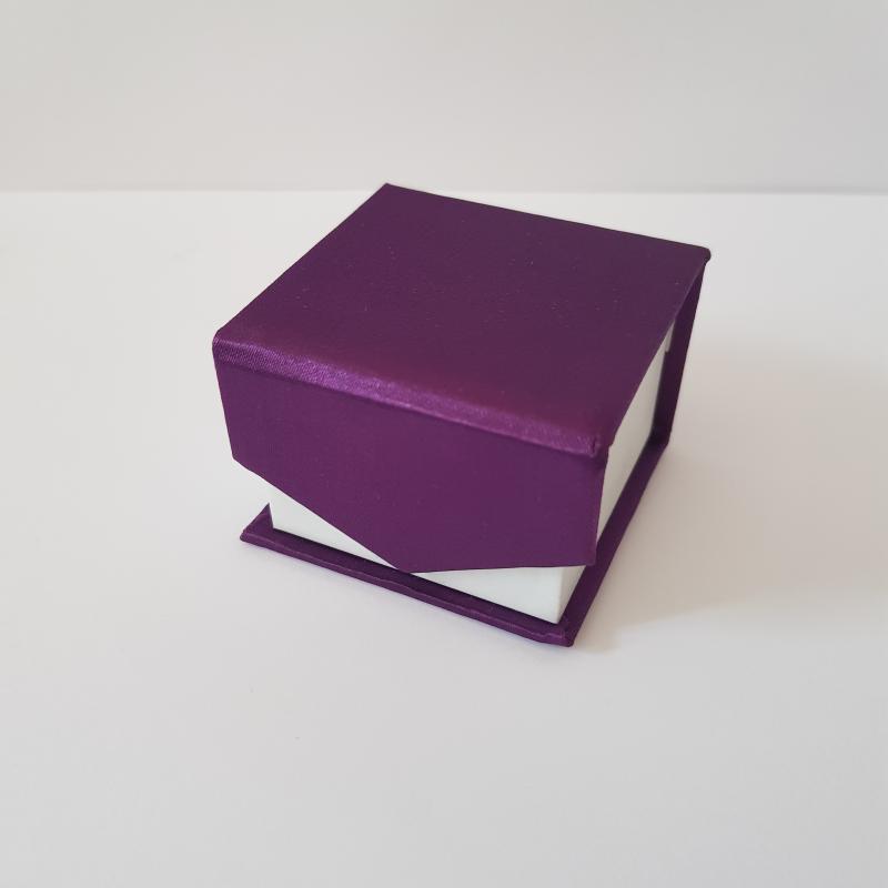 ESKÜVŐ DCS38 – Lila színű szatén gyűrűtartó doboz