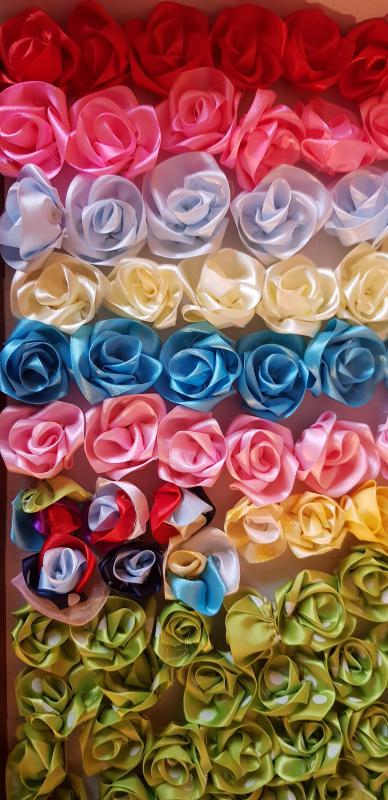 Esküvő DEK55 - Kézzel készített szatén rózsa 25mm-es szalagból - több színben