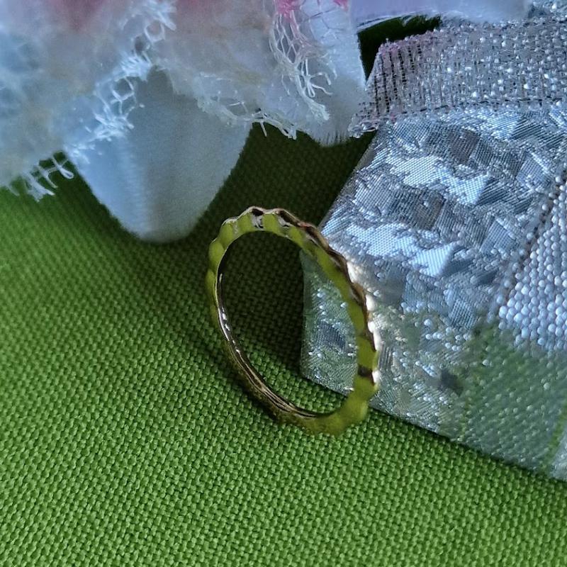 ESKÜVŐ ELJEGYZÉS GYR59 - Hullámos arany színű acél karikagyűrű
