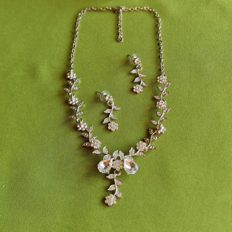 ESKÜVŐ ÉSZ19 – Kristályköves virágos ékszer szett: nyaklánc + fülbevaló