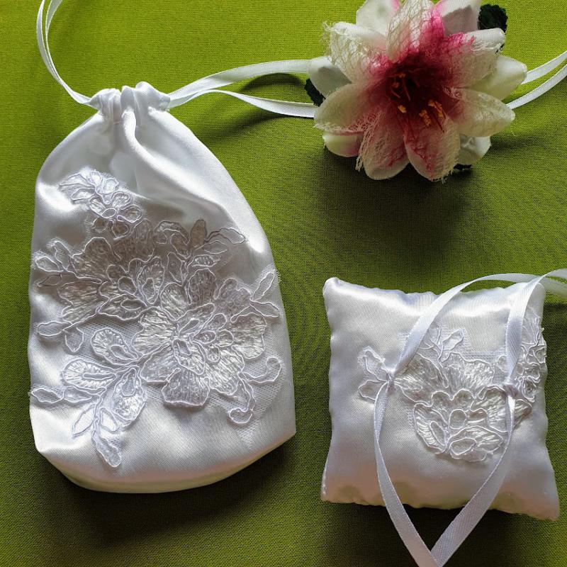 ESKÜVŐ GYP05 - Hófehér szatén gyűrűpárna és menyasszonyi szütyő (kutyusoknak)