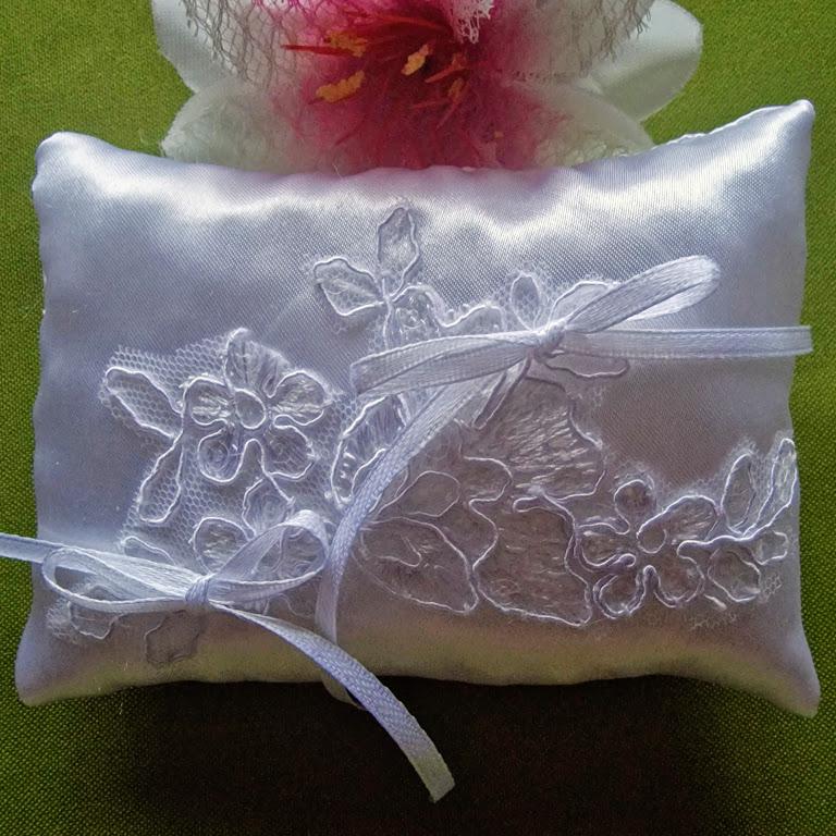 ESKÜVŐ GYP08 - Hófehér 12x9cm szatén gyűrűpárna flitteres csipkével