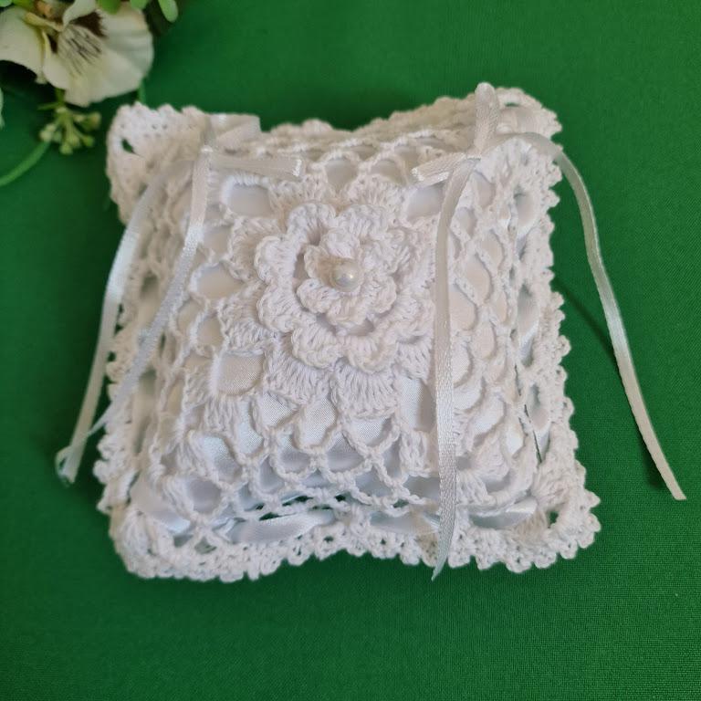 ESKÜVŐ GYP14 - Hófehér horgolt gyöngyös virágos, masnis gyűrűpárna