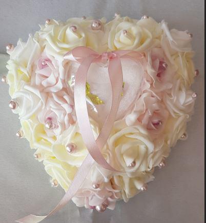 ESKÜVŐ GYP23 -  Szív alakú gyöngyös Gyűrűpárna ekrü és rózsaszín habrózsával