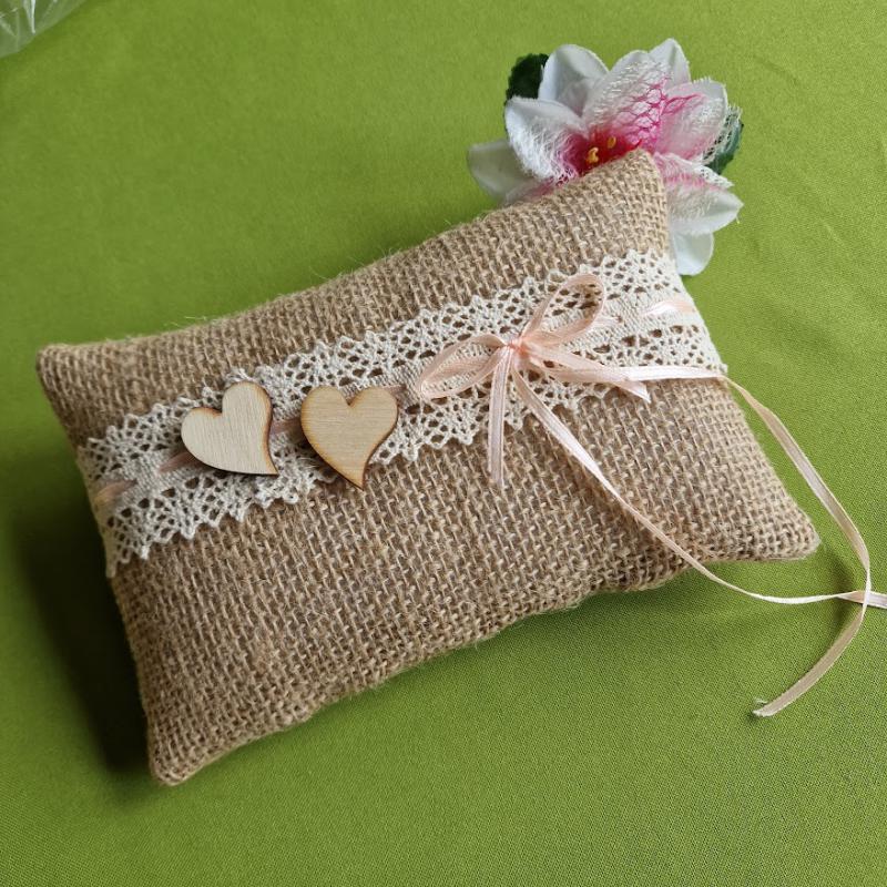 ESKÜVŐ GYP31 -  Fa szívvel díszített csipkés juta Gyűrűpárna