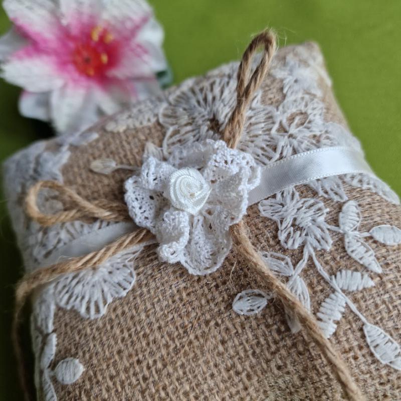 ESKÜVŐ GYP32 - Vintage stílusú juta gyűrűpárna csipke rátéttel kb. 14x14cm