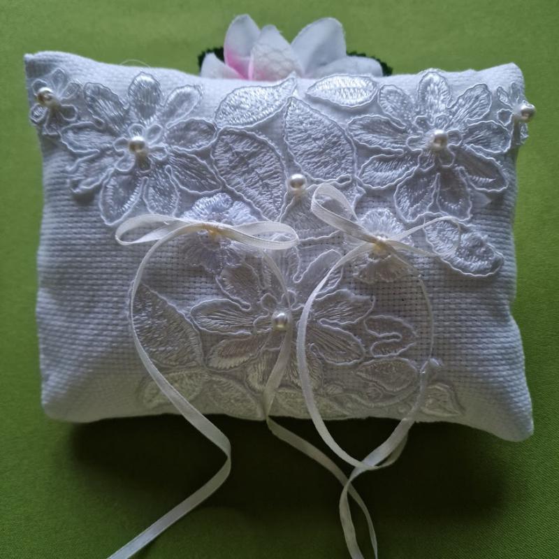 ESKÜVŐ GYP33 - Ekrü 18x14cm-es csipkés, gyöngyös, masnis gyűrűpárna