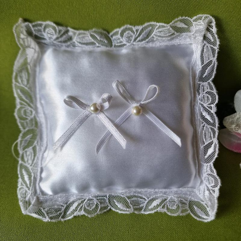 ESKÜVŐ GYP34 - Hófehér kb. 14x14cm-es szatén csipkés masnis gyűrűpárna