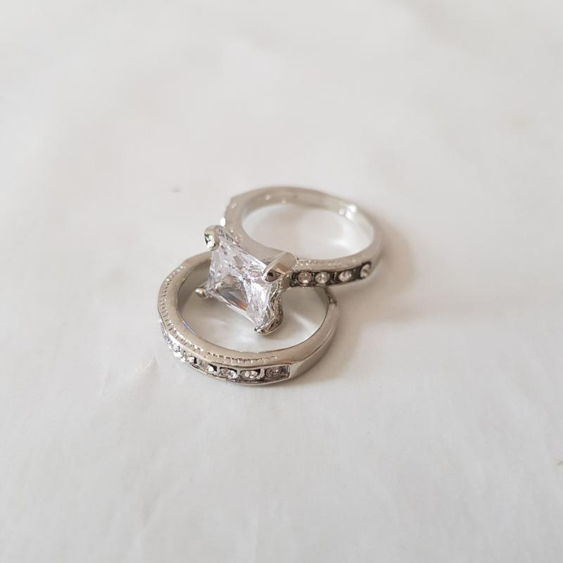 ESKÜVŐ GYR13 - Strasszköves eljegyzésű gyűrűpár