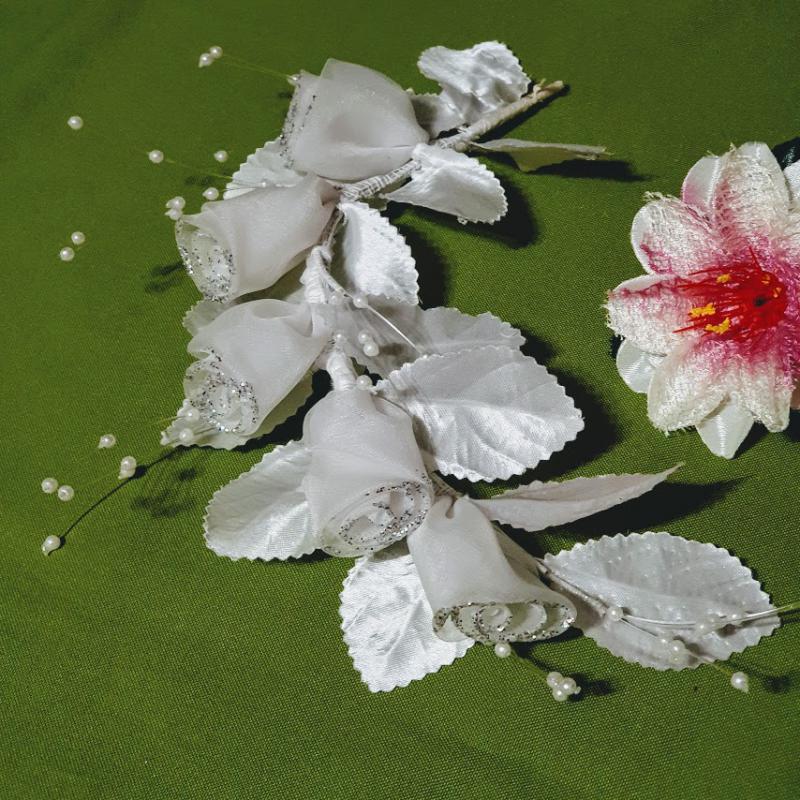 ESKÜVŐ HAD123 – Menyasszonyi hajkoszorú rezgővel, glitteres organza rózsával