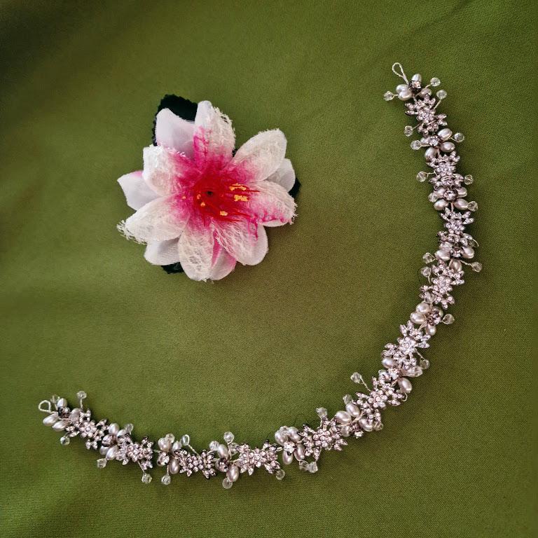 ESKÜVŐ HAD149 – Menyasszonyi gyöngyös strasszos virágos hajdísz 3x37cm