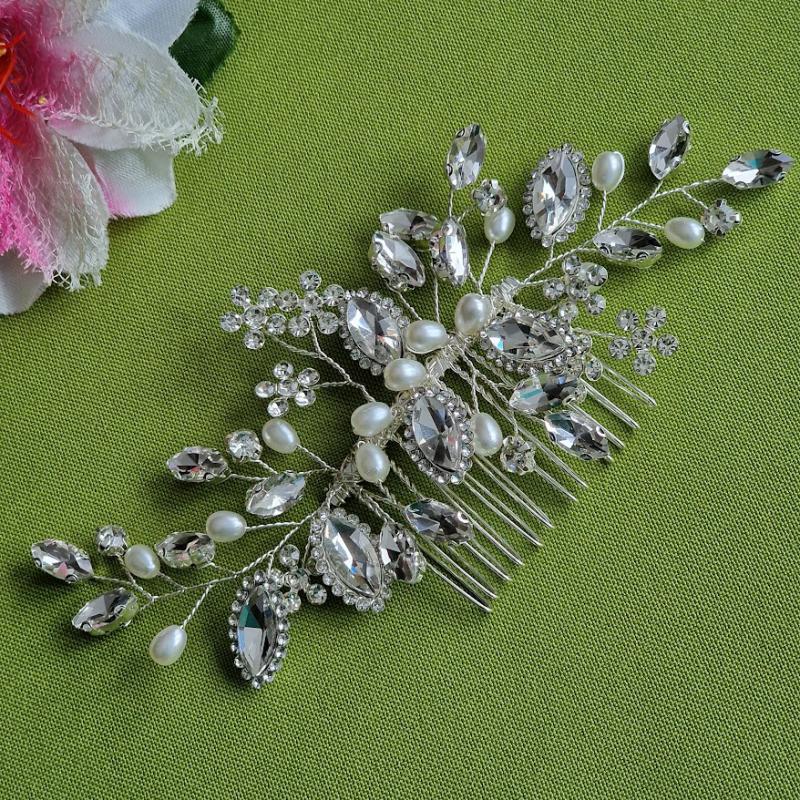 ESKÜVŐ HAD227 - Menyasszonyi strasszköves, gyöngyös virágos leveles hajfésű, hajdísz