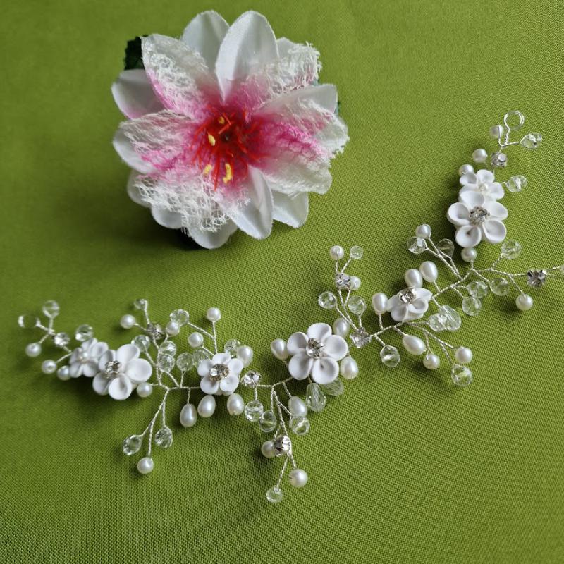 ESKÜVŐ HAD246 – Menyasszonyi gyöngyös, strasszos fehér virágos hajdísz